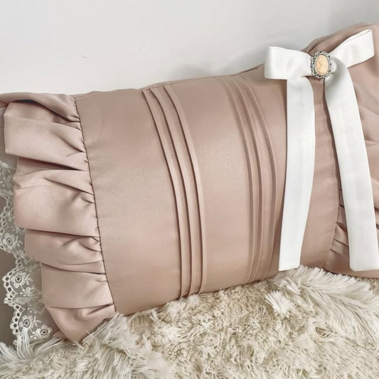 Dekorative Satinpillow mit Schleife